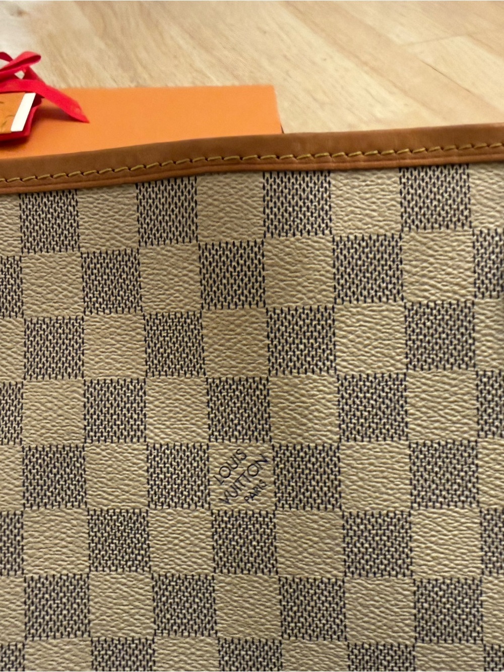 Louis Vuitton Neverfull MM - Picture 7 of 16
